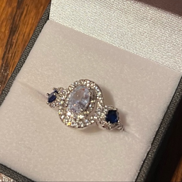 Beautiful ring - Picture 2 of 4